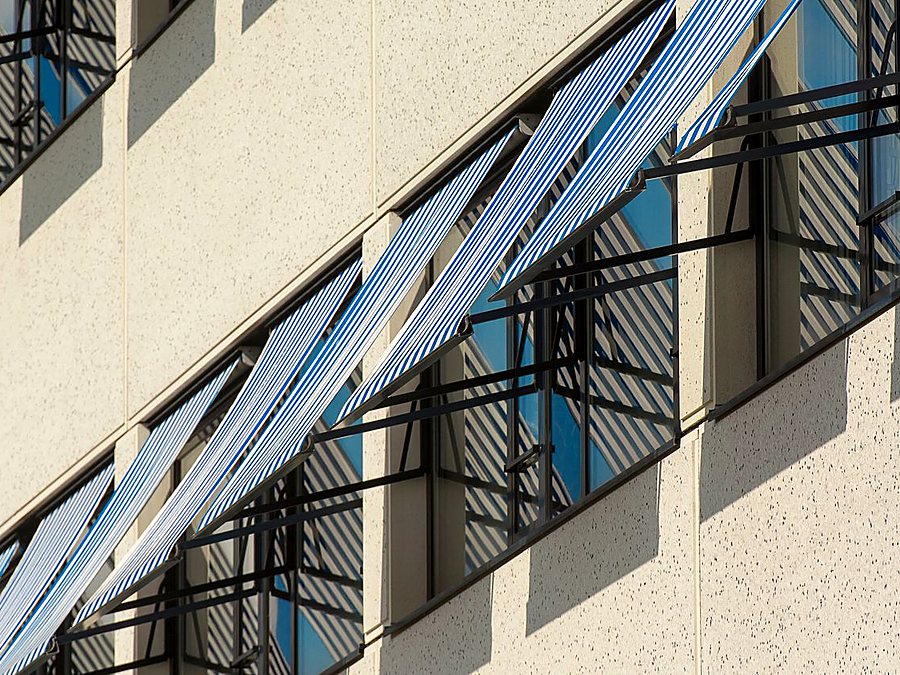 Toldos de fachada en un edificio